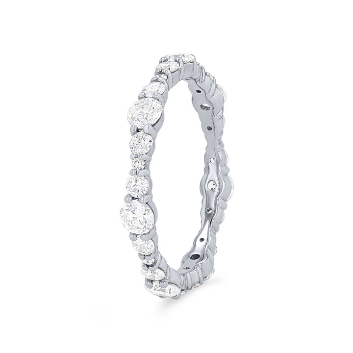 Graduated Round Diamond Eternity Wedding Band In White Gold 14K