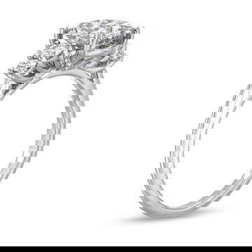 Graduated Oval Diamond Engagement Setting