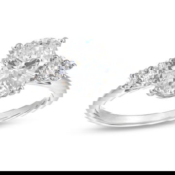 Graduated Oval Diamond Engagement Setting