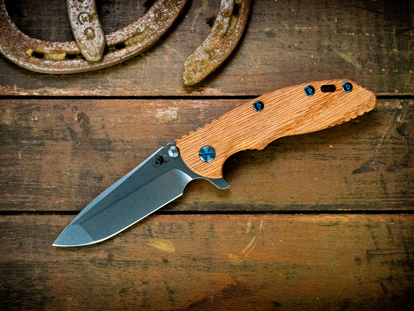 ExpProductCell_XM-18 3.5" Spanto-S45VN-Stonewash Bronze-Red Oak-Light Blue Ti Hardware