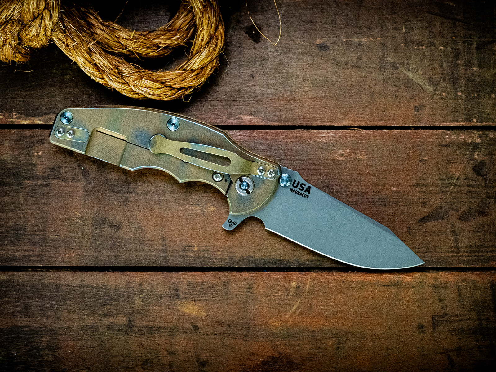 ExpProductCell_Jurassic-Slicer Hollow Ground-Magnacut-Battle Green Special Finish-Coyote G10-Light Blue Ti Hardware/TS