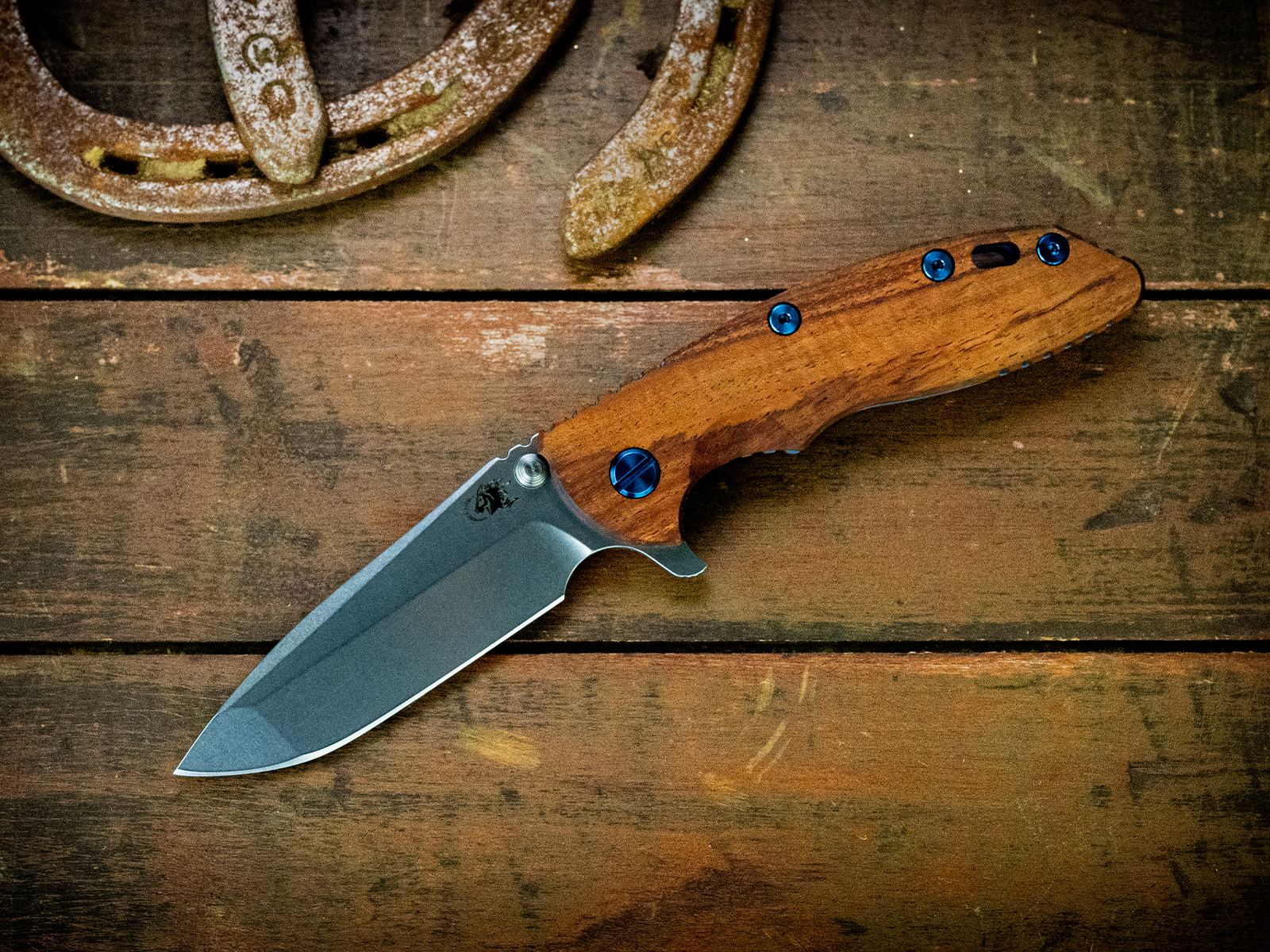 ExpProductCell_XM-18 3.5" Spanto-S45VN-Stonewash Blade-Battle Blue-Curly Koa-Blue Ti Hardware