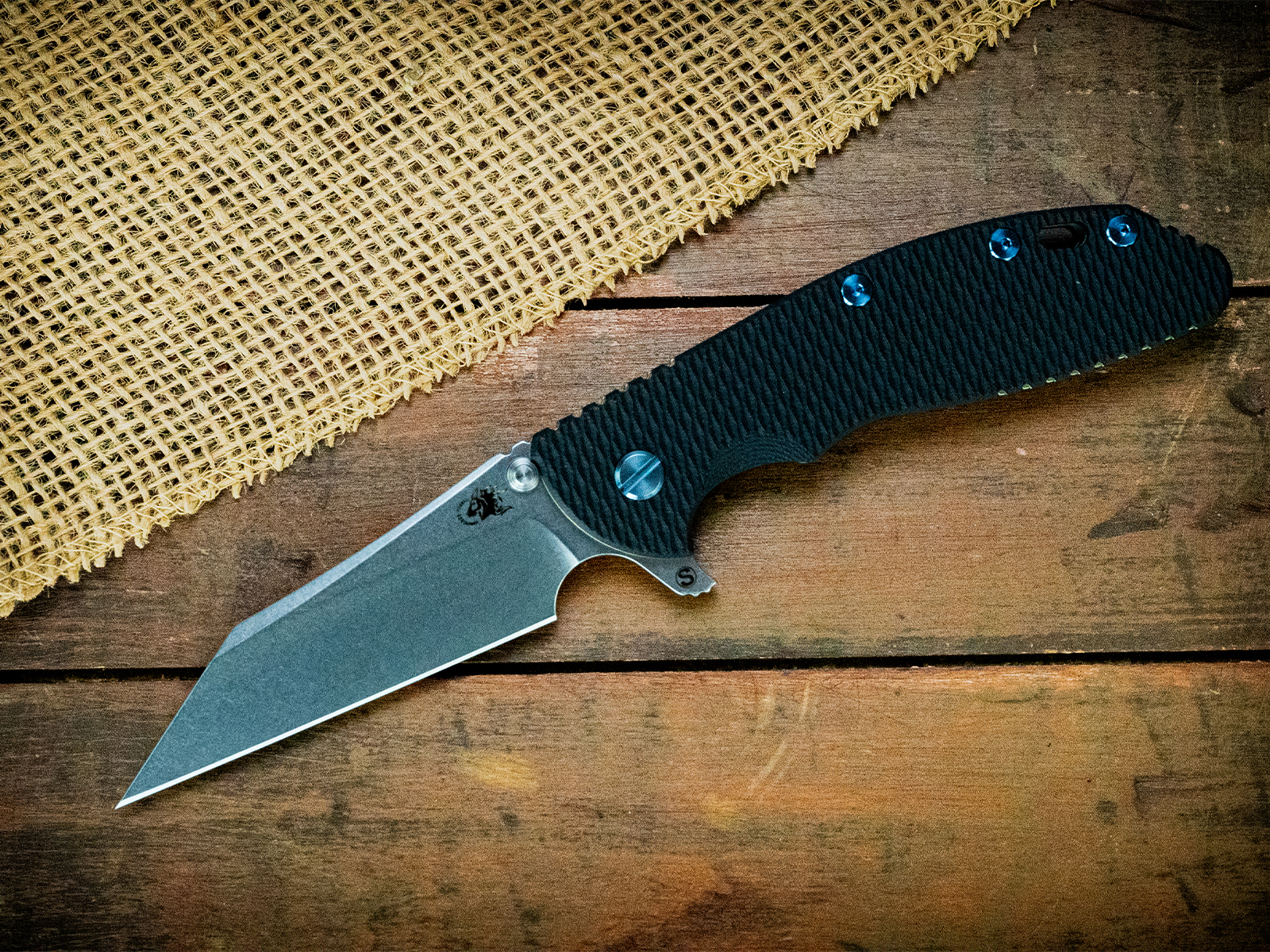 ExpProductCell_XM-24 Wharncliffe Skinny-S45VN-Stonewash Blade-Battle Green-Black G10-Light Blue Ti Hardware