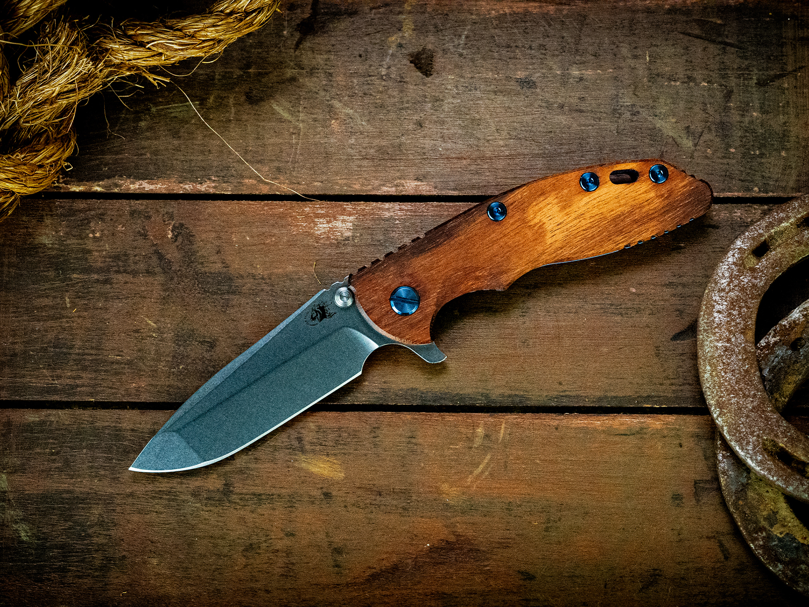 ExpProductCell_XM-18 3.5" Spanto-S45VN-Stonewash Blue-Koa-Blue Ti Hardware