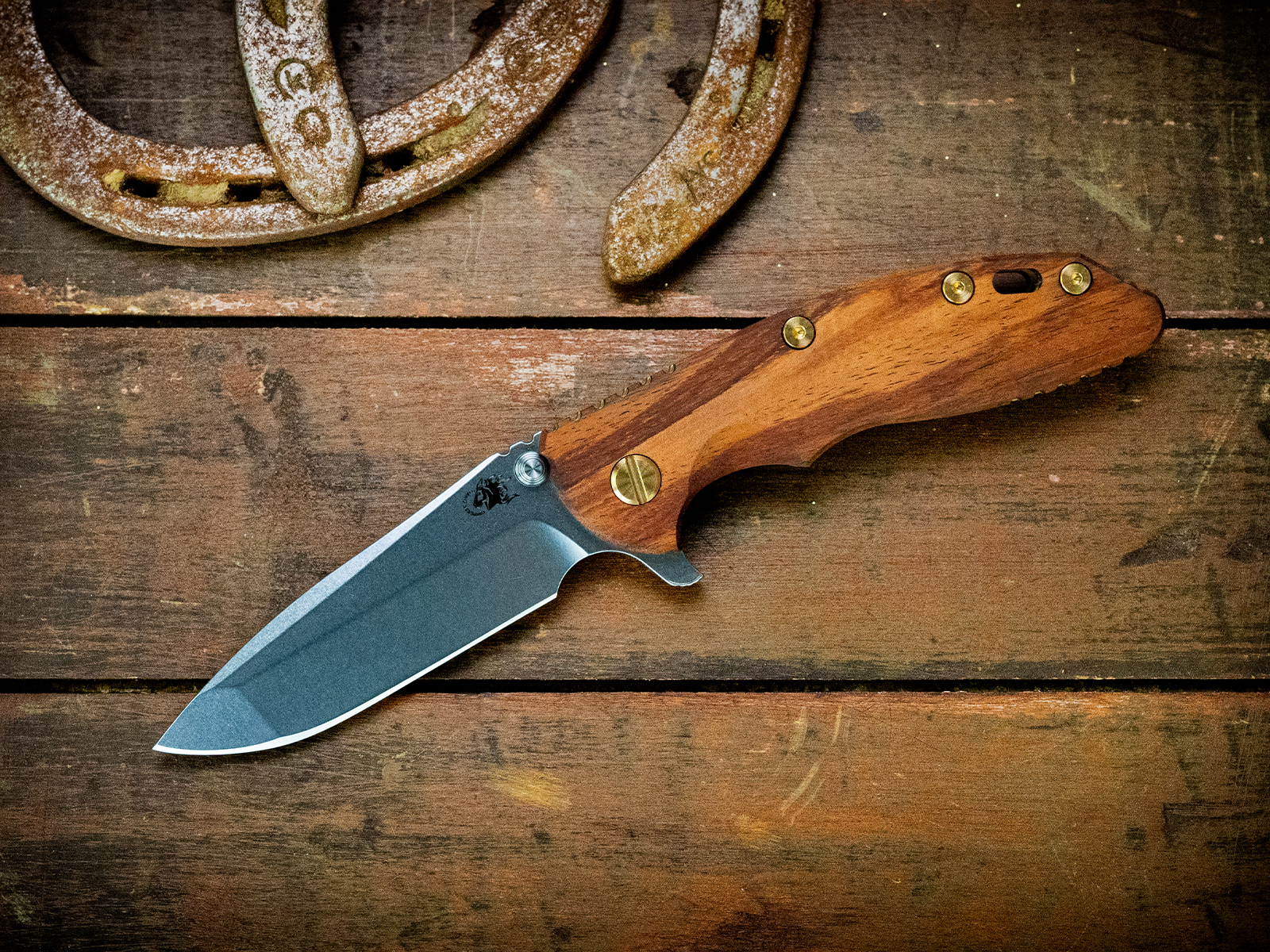 ExpProductCell_XM-18 3.5" Spanto-S45VN-Stonewash Blade-Battle Green/Gold-Curly Koa-Brass Hardware