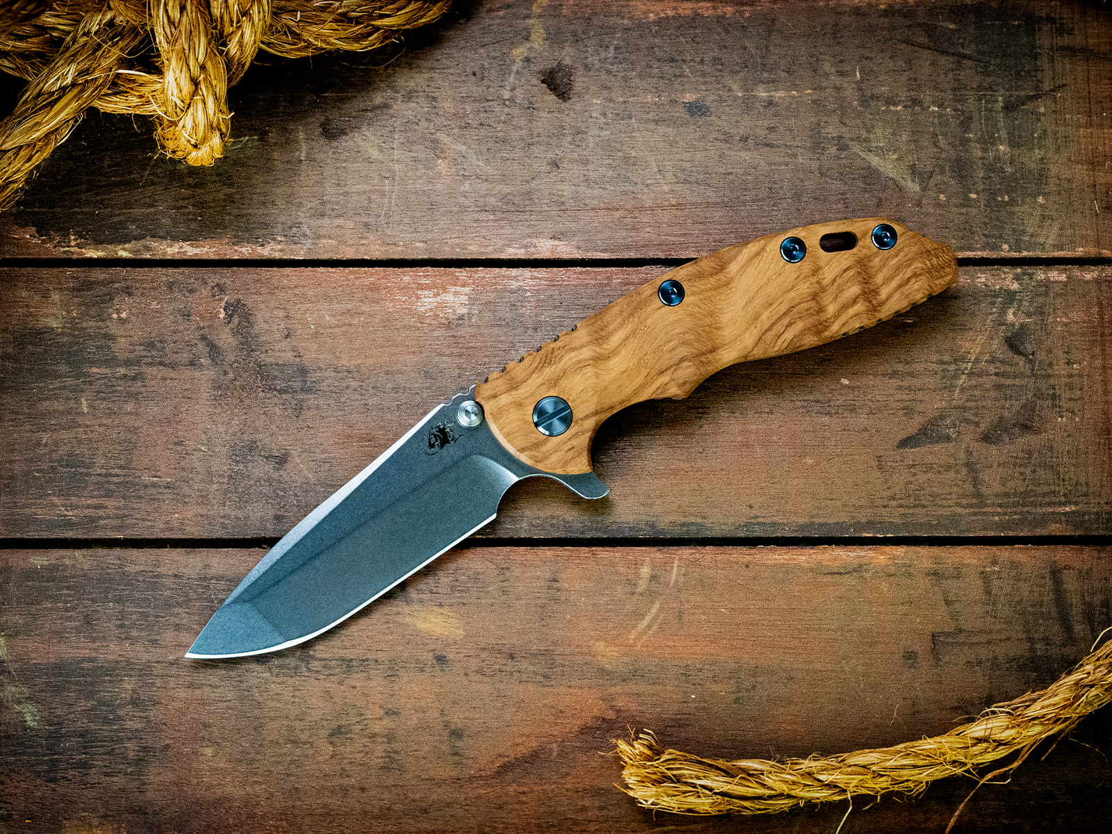 ExpProductCell_XM-18 3.5" Spanto-Stonewash Blade-Battle Bronze-Curly White Oak-Light Blue Ti Hardware