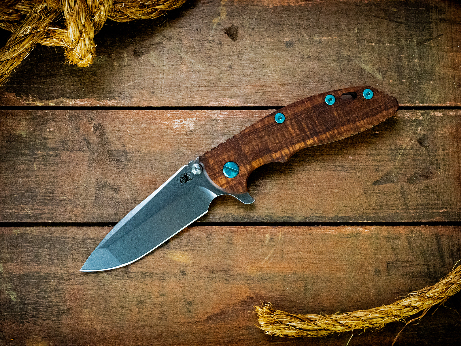 ExpProductCell_XM-18 3.5" Spanto-S45VN-Stonewash Blade-Battle Bronze-Curly Koa-Green Ti/Alum Standoffs