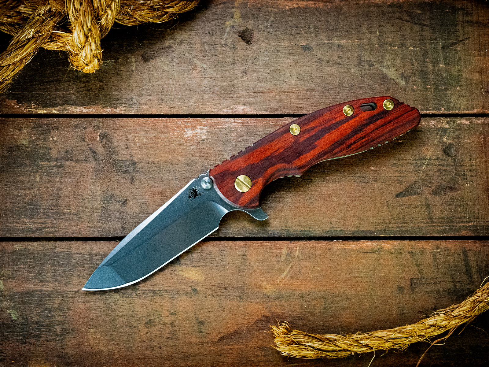 ExpProductCell_XM-18 3.5" Spanto-S45VN-Stonewash Blade-Battle Green-Cocobolo-Brass/Red Alum Hardware