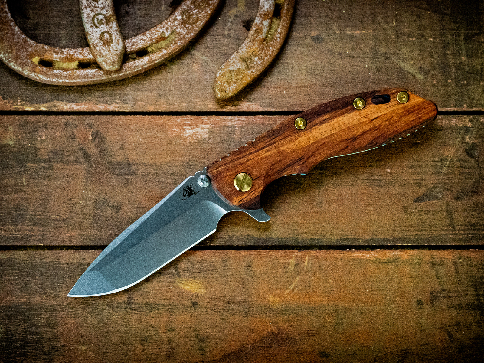 ExpProductCell_XM-18 3.5" Spanto-S45VN-Stonewash Green/Gold-Curly Koa-Brass Hardware