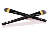 Motives Foundation Brush-image1 Motives Foundation Brush-image1