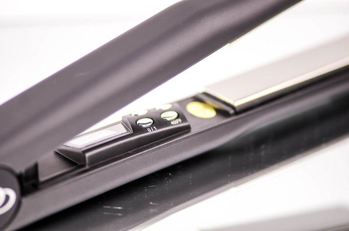 Paul Brown Hawaii  Pro Titanium Plus Digital Hairstyling Iron