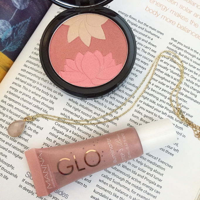 Manna Kadar Blossom Floral Compact