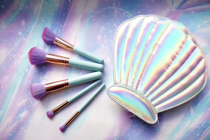 StinaFace Mermaid Clam Brush Set-image4 StinaFace Mermaid Clam Brush Set-image4